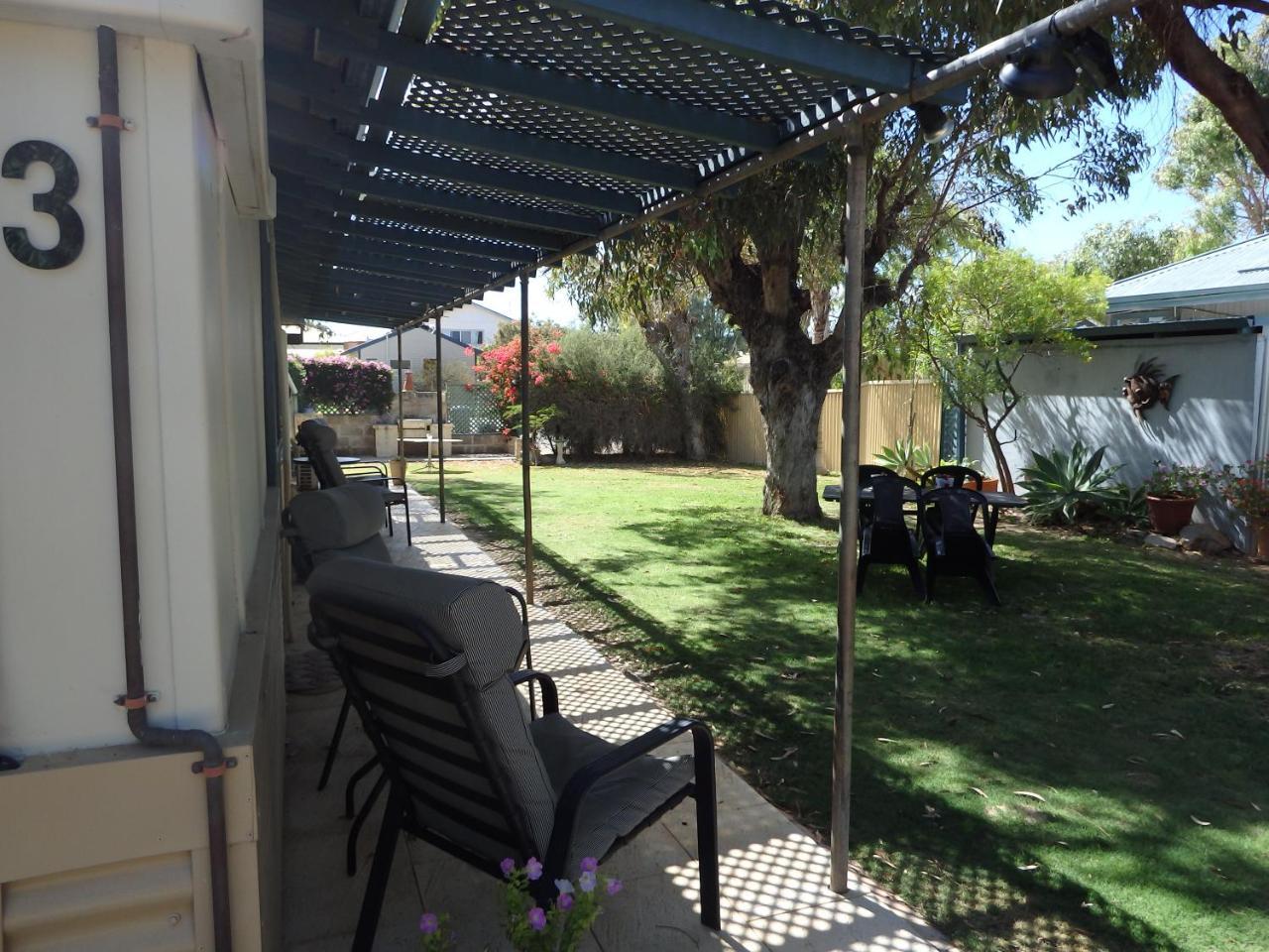 Lazy Lobster Holiday Units & Chalets Port Denison Extérieur photo