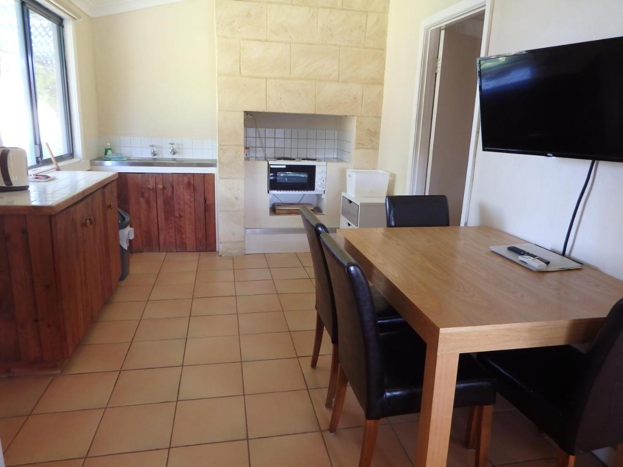 Lazy Lobster Holiday Units & Chalets Port Denison Extérieur photo